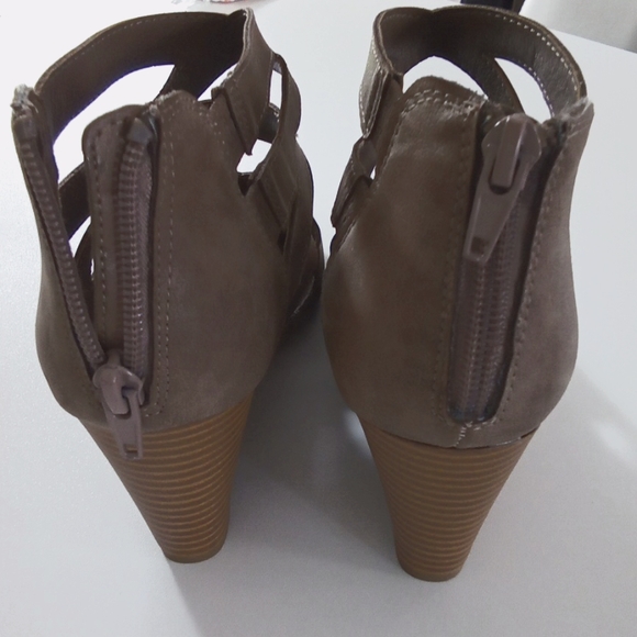 Shoes - Picture 2 of 5